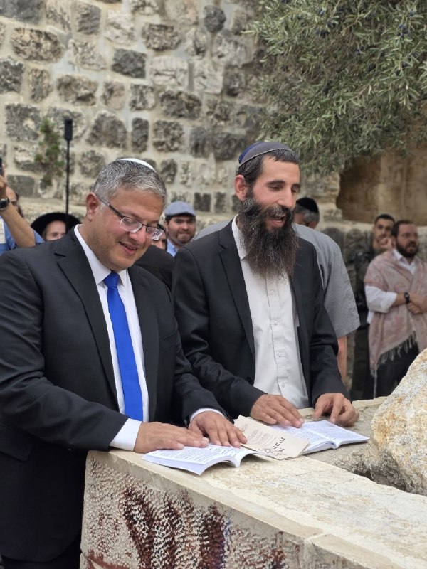 תמונות חדשות של השר לביטחון לאומי הכיבוש, הקיצוני איתמר בן גביר, מסתער על מסגד אל-אקצא המבורך ומקיים טקסים…