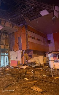 Три человека погибли при ударе по ТЦ в СумахСегодня вечером российские дроны прицельно атаковали торгово-развлекательный центр в Сумах, сообщил глава обладминистрации Олег Григоров. По его словам, в результате удара погибли три человека, еще два получили т