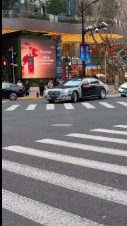 Обновленный Maybach S680 в камуфляжной пленке замечен в шанхайском районе Синьтя