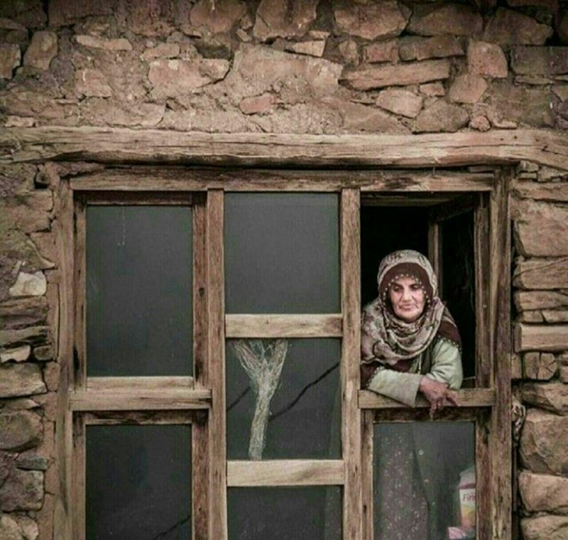 خانقاه سرخ: "مادرها" فریاد نمیزنن🍃🌷"مادرها" فقط تحمل میکنند...تمام ناملایمتها را"مادرها" نمیروند...."مادرها" رفتن بلدند نمیروندکه آش