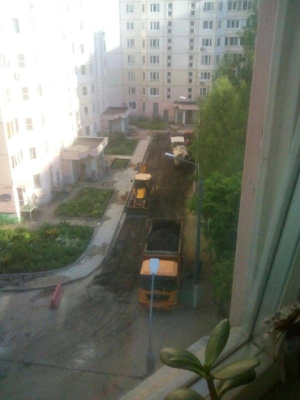 Лихачевский пр-кт 68 к4 -воскресенье,18.00 - полдня воскресенья ведутся ремонтные работы во дворе