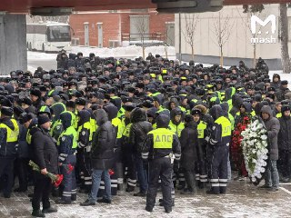 Родные и коллеги прощаются с офицерами ДПС, погибшими при взрыве возле служебного автомобиля в Москве в ночь на 24 декабря. Около здания УВД по ЮАО собрались сослуживцы, друзья и родные полицейских. Начальник ГУ МВД по Москве Олег Баранов в своей речи отме