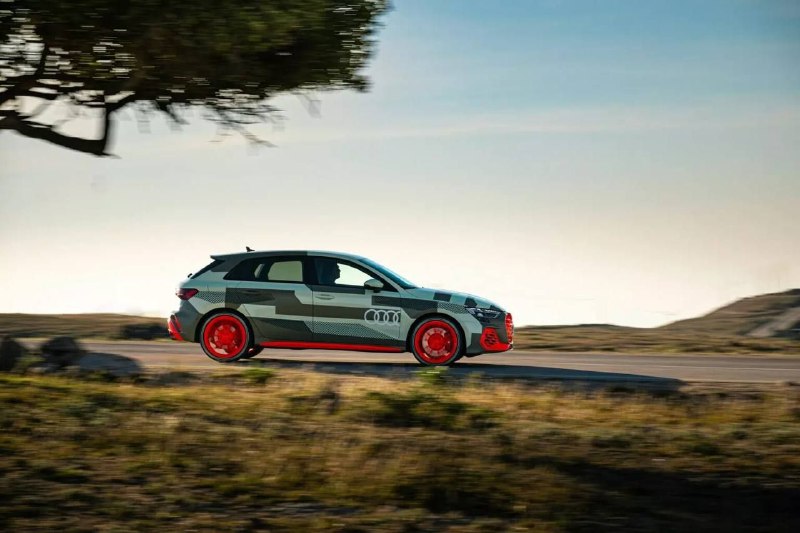 Audi прогревает публику офиц фото рестайла S3 8