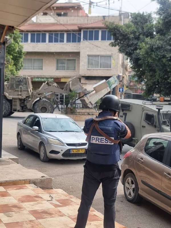כוחות ישראל של ישראל ב' הורסים מצבות זיכרון לפלסטינים במהלך פלישה לעיירה ביתא, דרומית לשכם.