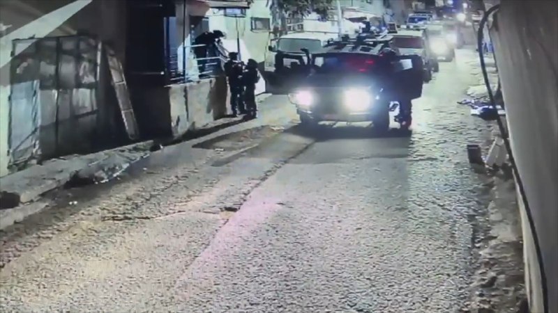 כוחות ישראליים מסתערים על העיר קלקיליה ומשגרים פצצות גז במהלך הפלישה