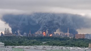 ВСУ массированно атаковали Москву и Подмосковье. Горит НПЗ, повреждены два торговых центра и жилые домаНа подлете к Москве были сбиты не менее 194 беспилотников, сообщил мэр города Сергей Собянин.🔵 Нефтеперерабатывающий завод. Несколько беспилотников смогл