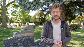 Несколько месяцев назад я побывал на могиле Маркса в Чикаго. Нет, не Карла, а Эда. Ему поставили вот такой памятник в виде тягача. Вообще, в Америке тематические надгробия — традиция. Тягачи изображают и в фас, и в профиль, чтобы все вокруг видели: здесь п