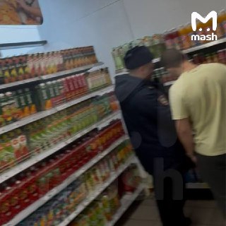 Ацетон обнаружен в четырёх бутылках напитка "Алоэ вера" — это выяснили сотрудники московского "Магнита", вскрыв всю партию. По данным Mash, бутылки с указанной датой сняли с прилавков, но на полках осталась продукция, датированная другим днём. В магазин пр