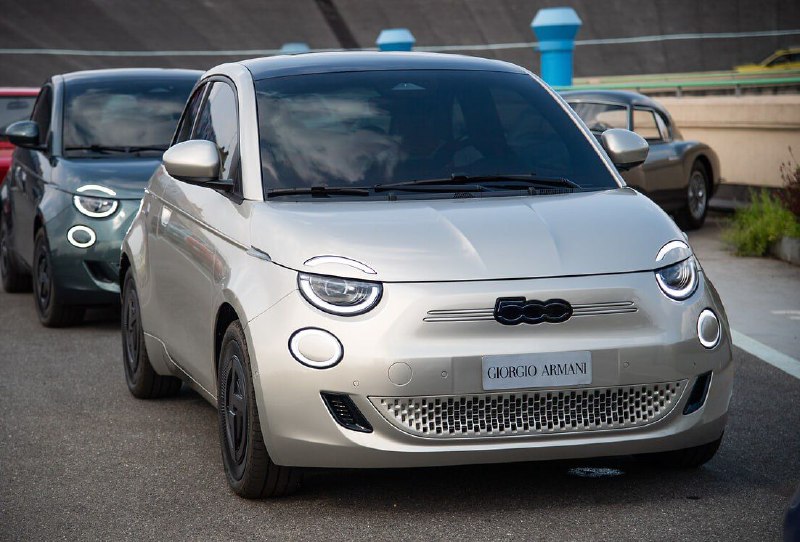 Новый FIAT 500e получил версию от Armani 2