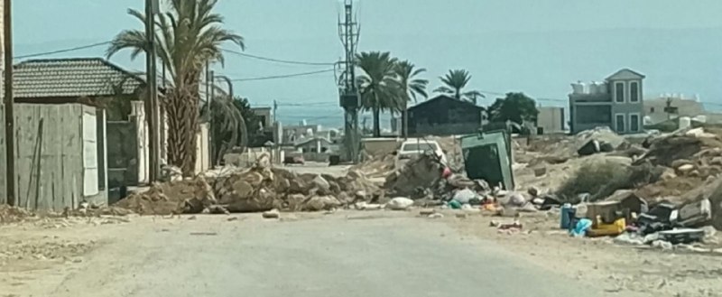דחוף: דחפור של צבא הכיבוש סוגר את הכניסות הצפוניות למחנה עקבת ג'בר ביריחו.