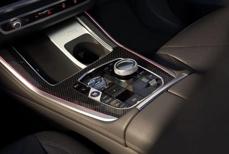 BMW X5 получила новую спецверсию с «золотым» декором 7