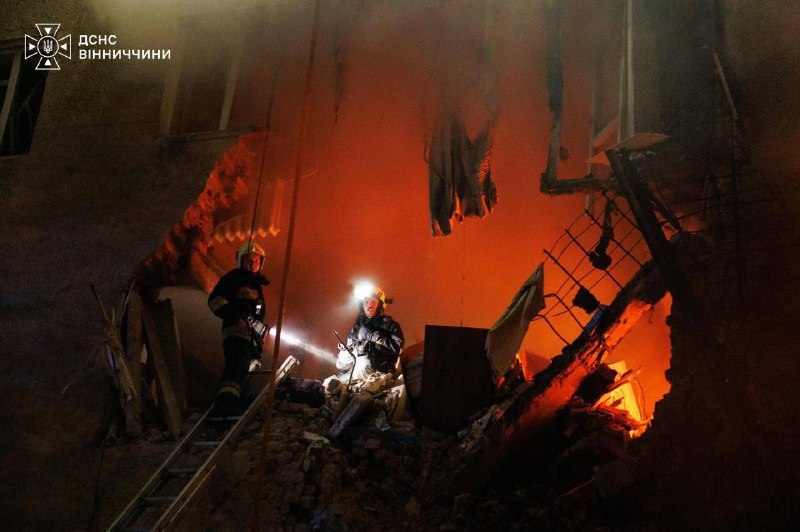 כטב"מ תקיפה רוסי פגע בתחילת יום ראשון בבניין דירות בן חמש קומות בוויניצה, פצע שישה בני אדם והרס ארבע דירות…