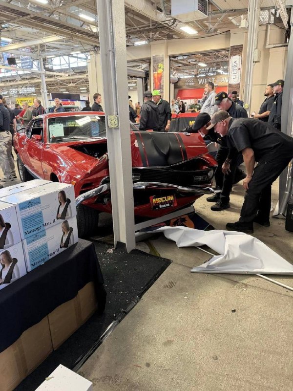 Пожилой водитель на редчайшем Ford Mustang перепутал газ с тормозом и влетел в столб на выставке в С 2