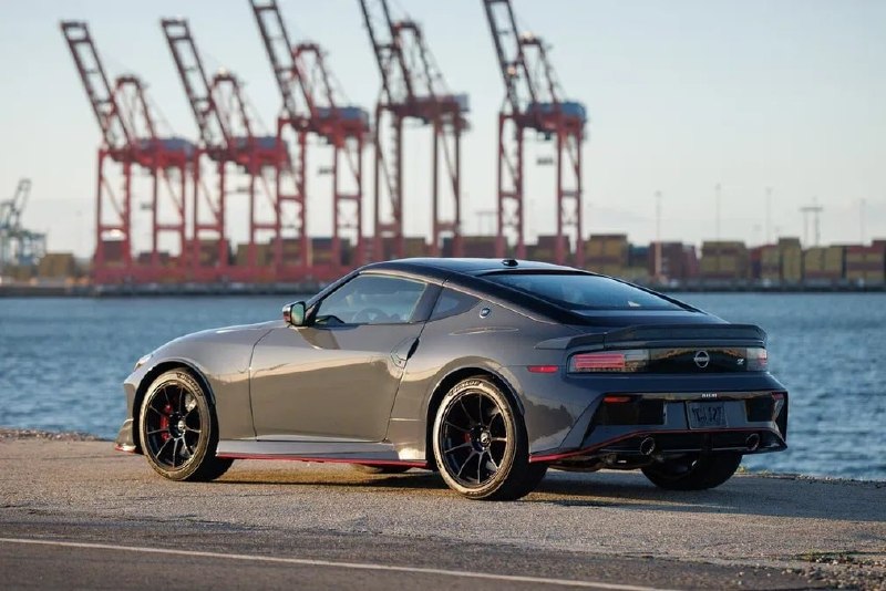Nissan Z Nismo наконец-то получил «механику» — раньше спорткар предлагали только с автоматом. 3