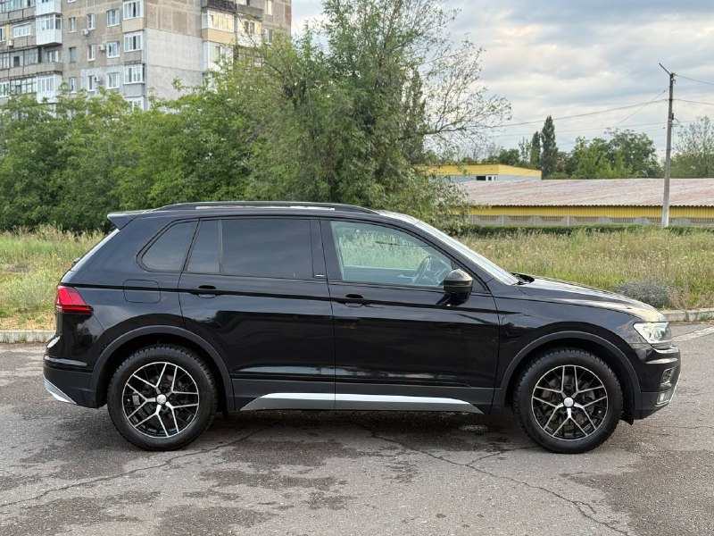 В продаже volkswagen tiguan(2020
Года)
‼️Возможна продажа в кредит‼️или обмен в обе стороны

✅Полностью в родном окрасе
✅Автомобиль в броне пленке
✅Мотор 2.0 (180 л. С)
✅Самый надежный автомат( не вариатор)
✅Максимальная комплектация(комплектация offroad)
✅Машина
Эксплуатировалась по трассе
✅По технике без вопросов. Двигатель работает ровно, коробка переключает мягко, ошибок нет.
Личный авто. Вложений не тpебует.
Полное tо в мае 2026г.
✅ Много ассистентов и дополнительных опций, саrрlаy и аndrоidаutо, топовая адаптивная оптика с вырезанием автомобилей.
✅ Зимний пакет: обогрев лобового стекла, руля, сидений, трехзонный климат контроль, обогрев зеркал, форсунок омывателя, заднего стекла.
✅ Все зоны риска (капот, бампер, фары, крылья, стойки) защищены премиальной полиуретановой бронепленкой llumаr.
✅Реальный пробег.
✅Только дилерское обслуживание масло только оригинал, каждые 5 тысяч км, масло в коробке поменяно.
✅ Без окрасов, лакокрасочное покрытие в идеальном состоянии, без царапин и сколов.
✅Без залогов, без кредитов и ограничений, без штрафов, полностью юридически чистый автомобиль.

Цена 2.595.000 торг на месте
Рассматриваю обмен в обе стороны

Номер телефона +7 949 382 2120( есть
Telegram) - фотография - 2