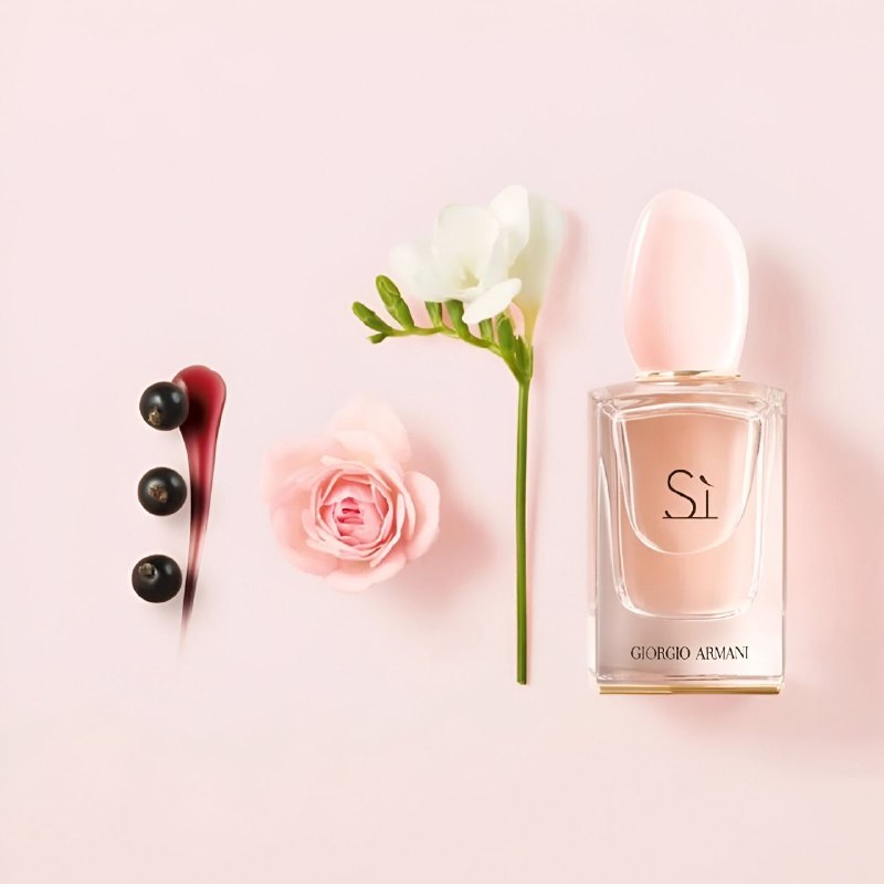 عطر خاطره: Giorgio Armani SI eau de toilette 100 mlسری قدیم👠 زنانه❄️ خنک🫐 🍐 🌺 میوه ای گلیمحصول ۲۰۱۵نت های غالب :انگور ، فریزیا ، گل