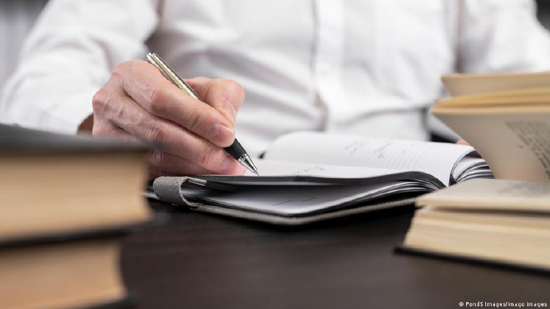 "Вечному студенту" отменили пособие на жилье. И он - не единственныйВ Германии к студентам обычно нет строгого требования закончить учебу за определенное количество лет - мол, иначе отчисление. И поэтому студенческая пора может затянуться на пару семестров