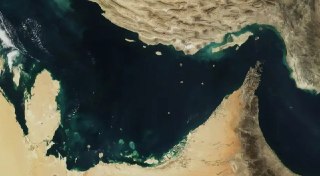 Иран открыл Ормузский пролив на время прекращения огня между Израилем и Ливаном. «В соответствии с режимом прекращения огня в Ливане проход всех коммерческих судов через Ормузский пролив объявляется полностью открытым на оставшийся период действия перемири