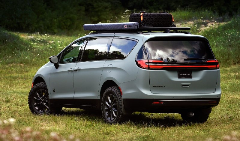 Chrysler готовит внедорожный минивэн Pacifica 2