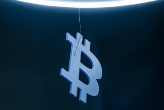 Госдума приняла закон об инвестициях в криптовалютуГосдума сразу во втором и третьем чтении приняла закон, который легализует оборот криптовалюты в России. Закон вступит в силу 1 сентября 2026 года.⚪️ Что разрешили. По новому закону криптовалюту можно буде