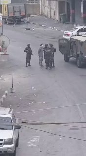 כוחות ישראל הישראלים עוצרים פלסטינים מרובים במהלך פלישתם המתמשכת לחברון, בגדה המערבית .