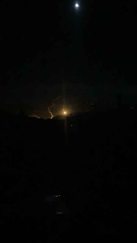 טנק מרכבה אויב תקף את העיירה אל-קנטרה במספר פגזים, והאויב הטיל גם אבוקות מאירות מעל העיירה.
