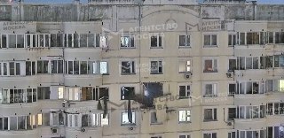 В Москве в жилом доме произошел взрыв. Ранен один человек Взрыв произошел в многоквартирном жилом доме на улице Кадырова, сообщило агентство «Москва».В квартире на 16-м этаже выбило стекла, поврежден балкон. Что стало причиной взрыва — не уточняется. Фото: