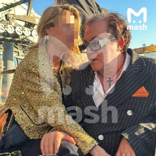 Дмитрий Дибров упал с лестницы, когда пытался склеить девушек. По данным Mash, телеведущий хотел увезти их к себе домой, но потерял одну из принцесс в толпе, развернулся, оступился и рухнул. Дибров завлекал первую даму довольно культурно: предлагал уехать 