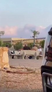 הם המשיכו בישיבה מבלי לשים לב לכך. מזל"ט השייך לצבא הכיבוש הישראלי טס בצורה פרובוקטיבית בגובה נמוך מעל קבוצ…