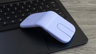 Мыш (складываеться)Logitech выпустила складную компьютерную мышь Mobi Fold. Она не очень удобная, с сенсорной панелью вместо колёсика, но складывается и помещается в карман.Батарейки должно хватать на месяц работы, а кнопки можно настраивать через приложен
