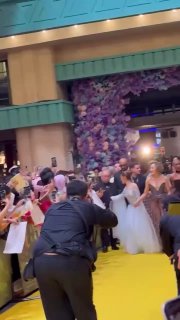 Австралийца, который набросился на Ариану Гранде на премьере фильма «Злая-2» в Сингапуре, депортировали из страны и лишили права повторного въезда — CNA со ссылкой на местное управление миграции 13 ноября, когда актеры фильма шли по ковровой дорожке, Джонс