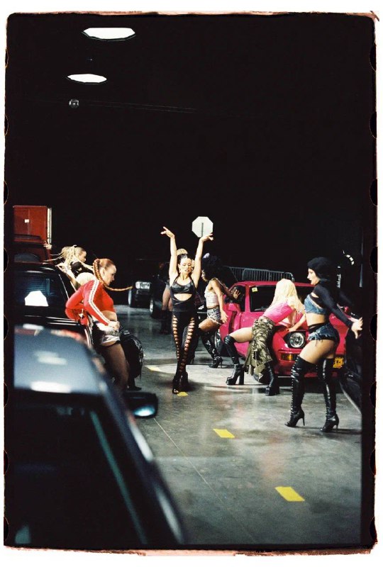 Клип KAYA — «Черное пальто» Как вы уже можете догадаться, я отвечала за волосы✌🏻Короткое тз от продакшн:  «Волосы - чёлки, эффект мокрых волос, выбеленные волосы и тд.» — это полный карт-бланш для стилиста, который ищет в самих съемках вдохновения. Важным моментом в создании образа главной героини было использование увлажняющий средств и полное отсутствие фиксации. Я выбрала термо-спрей перед накруткой и увлажняющий крем после, чтобы защитить и протекстурировать волосы + добиться естественного влажного эффекта. Это позволяло волосам долгое время поддерживать вид «до» и «после дождя», что особенно важно для настроения клипа. В результате, во время сцен с водой, несмотря на дождь, как из ведра, волосы сохраняли свой объем и структуру. Секрет кудрей под дождем у артистки — густой шиньон, который был прикреплен к хвосту.Для всего важен визуальный ряд. В итоге, это был самый настоящий профессиональный процесс, симбиоз работы стилистов, гримеров и режиссера, где каждая деталь в образах играла свою роль.Приятного просмотра: 