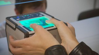 В России протестируют посадку на поезда и самолёты по биометрииКак говорят в Минтрансе, эксперимент стартует уже в этом году. На начальном этапе посадка на поезда по биометрии появится в Москве, а посадка на самолёты — в петербургском Пулково и московском 