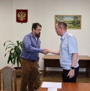 Семью «Весёлого молочника» Джастаса Уолкера пока не выдворяют из России.  «Решения об административном выдворении из России жены и детей Уолкера в настоящее время нет. Он приглашён в миграционную службу для получения разъяснений о причинах нарушения россий