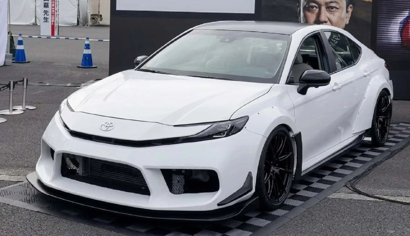 Toyota построила 700-сильную Camry с двумя двигателями и полным приводом