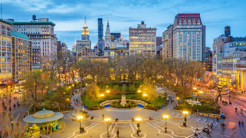 Sundown on Union SquareUnion Square in lower Manhattan at twilight, New York (© Sean Pavone/Getty Images)