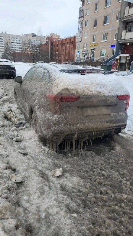 Лёд сковал машины петербуржцев после разлива воды на Звёздной в Питере. 4