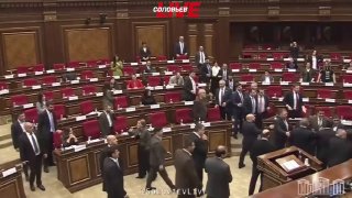 סגני הפרלמנט הארמני ערכו קטטה המונית ממש במהלך הפגישה. הקטטה החלה לאחר נאום של נציג מפלגת השלטון. צירי האופ…