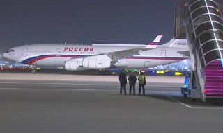 Дед прилетел в Китай с двухдневным визитом.Его визит приурочен к 25-летию Договора о добрососедстве, дружбе и сотрудничестве между странами. По итогам переговоров деды подпишут около 40 двусторонних документов.