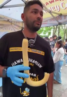 Три убити, четири ранени на фестивала в Сиатъл Трима души бяха убити, а четирима други бяха ранени вчера, след като двама стрелци откриха огън помежду си по време на фестивала "Ухапване от Сиатъл" близо до космическата игла. Един заподозрян беше арестуван..