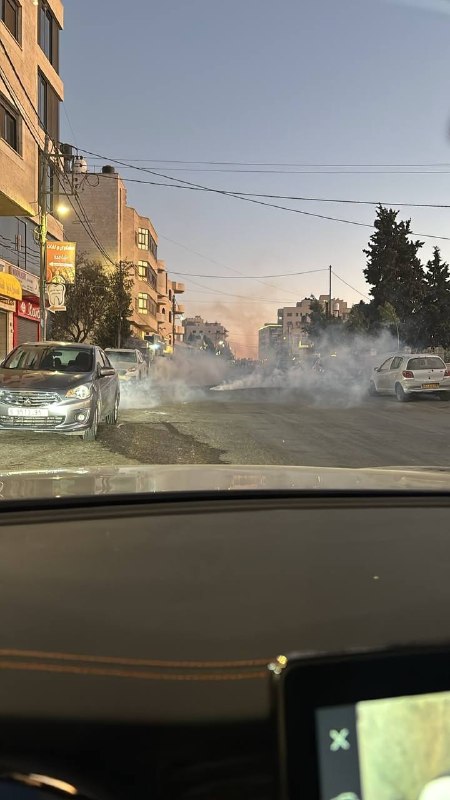 דחוף: העימותים נמשכים במספר רחובות בתוך העיירה סילוואד, צפונית מזרחית לרמאללה, והכיבוש יורה פצצות גז מדמיע…