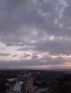 ישראל ממשיכה להפגיז אזורים מיושבים בדרום לבנון. במהלך 24 השעות האחרונות ביצעו כלי טיס ישראלים תקיפות בכפר ת…