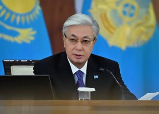 В Казахстане прошел референдум по новой Конституции; по предварительным данным, ее поддержали 86,7% голосовавших; явка превысила 75% — Tengrinews  Изменения, в частности, упраздняют двухпалатный парламент и вводят однопалатный — курултай, который будет сос