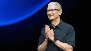 Сегодня Тим Кук ушёл с должности главы AppleЕго место занял Джон Тернус — теперь уже бывший командир инженерного отдела компании. Несмотря на то, что Кук продолжает свою работу в Apple, сегодня мы прощаемся с ним в качестве главы и вспоминаем, к каким высо