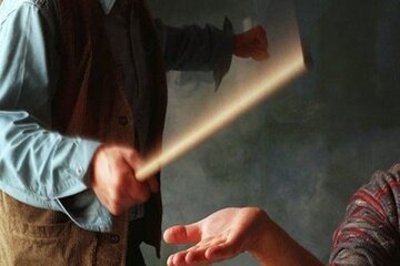 عصر ایران: مرگ کودک ۶ ساله پس از تنبیه توسط معلم در هند🔹یک کودک شش‌ساله در هند پس از آنکه معلمش او را مورد ضرب‌وشتم قرار داد، در کل
