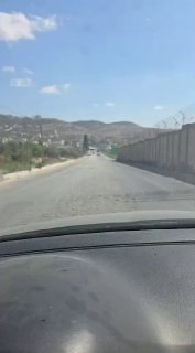 נוכחותם של שני משוריינים איתן של צבא הכיבוש בסמוך למחסום דיר שרף ממערב לשכם.