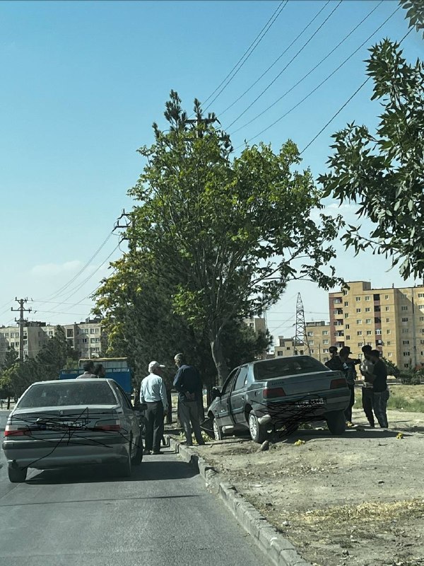 رسانه ‌آنلاین همدان پرس: برخورد عجیب یک دستگاه ۴۰۵ با درخت در بلوار امام خمینی/ هم‌‌اکنون#همدان_پرس@HamedanPress
