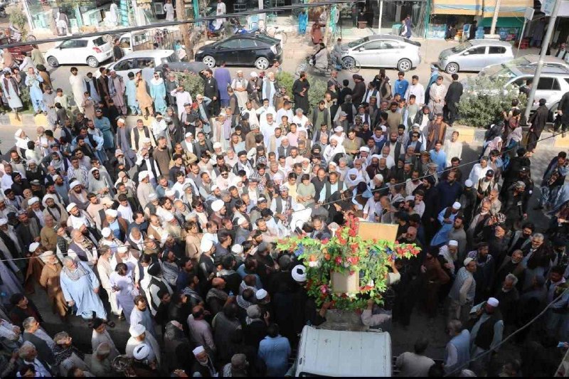آژانس خبری هیواد: تصاویر/ تشییع پیکر رهبر فقید حزبالله افغانستان با حضور هزاران تن در هراتهزاران تن از باشندگان هرات، به شمول علما و روحا