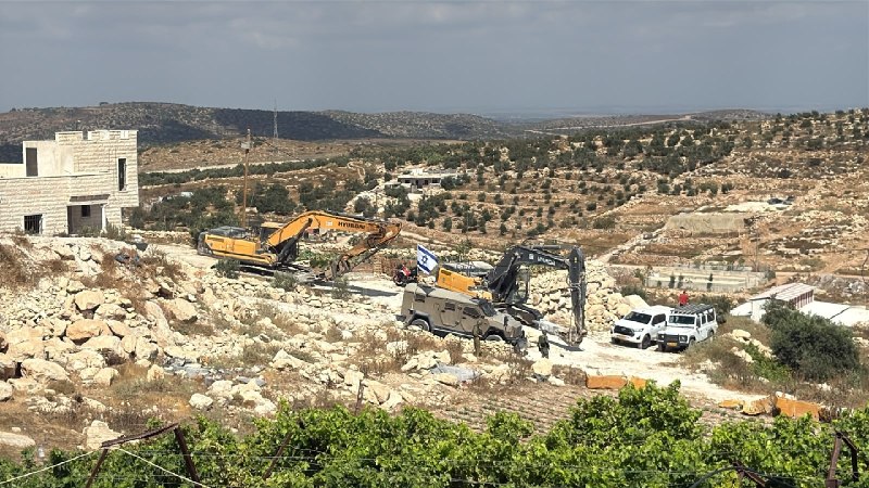 כוחות הכיבוש מסתערים על אזור אל-ראס בעיירה עידנא ממערב לחברון כדי לבצע פעולות הריסה.
