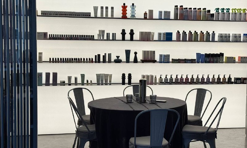 Я с Глашей заглянули в гости в штаб-квартиру SENECA — это настоящее вдохновение для мастера! Представьте себе современный офис, где каждая деталь отражает ценности бренда, культурные традиции и стремление к инновациям ❤️‍🔥Нас встретила Натали, представитель бренда Maria Nila, которая с теплотой и увлечением рассказывала о том, как компания сохраняет свои корни, при этом постоянно развиваясь и внедряя новые идеи на рынке России. Это посещение оставило у нас массу ярких впечатлений и еще больше уверенности в том, что компания идет по пути гармоничного сочетания традиций и трендов 🙌🏻Я с Глашей заглянули в гости в штаб-квартиру SENECA — это настоящее вдохновение для мастера! Представьте себе современный офис, где каждая деталь отражает ценности бренда, культурные традиции и стремление к инновациям ❤️‍🔥Нас встретила Натали, представитель бренда Maria Nila, которая с теплотой и увлечением рассказывала о том, как компания сохраняет свои корни, при этом постоянно развиваясь и внедряя новые идеи на рынке России. Это посещение оставило у нас массу ярких впечатлений и еще больше уверенности в том, что компания идет по пути гармоничного сочетания традиций и трендов 🙌🏻